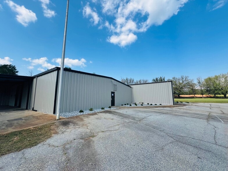 More Photos Of 585 Old Georgia Rd, Moore Warehouse For Lease