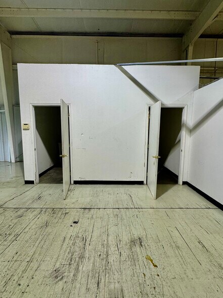 More Photos Of 3123 Cedar Park, Greensboro Warehouse For Lease