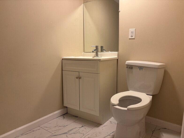 More Photos Of 14 West Ave, Woodstown Storefront Retail Office For Lease