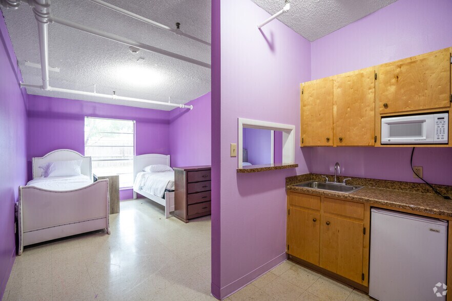 More Photos Of 1415 W Washington St, Brownsville Healthcare For Sale