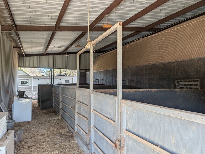 More Photos Of 843 Sundown Dr, Woodway Industrial For Lease