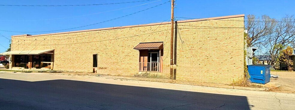 More Photos Of 137 San Augustine St, Center Industrial For Sale
