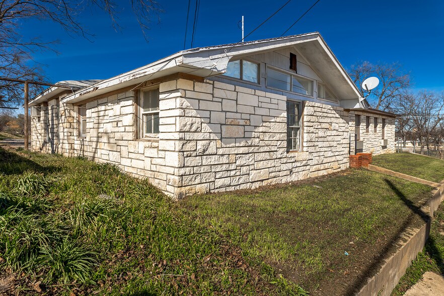 More Photos Of 104 E 5th St, Brady Office Residential For Sale