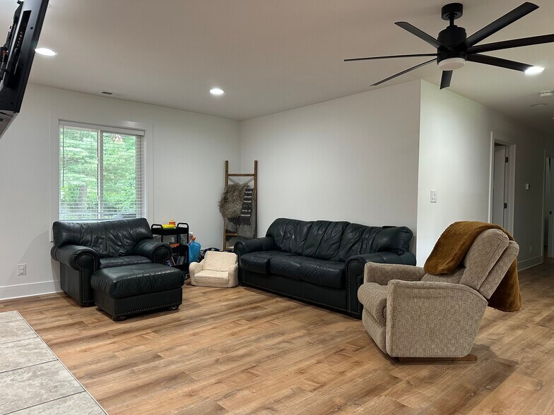 More Photos Of 10931 Telegraph Rd, Erie Flex For Sale