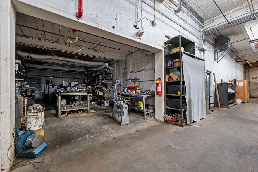 More Photos Of 312 W Luther Ave, Liberty Manufacturing For Sale