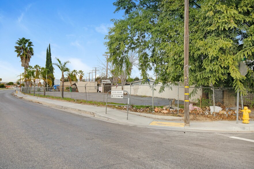 More Photos Of 11923 Cedar Ave, Bloomington Restaurant For Lease