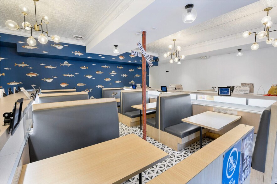 More Photos Of 1047 Denman St, Vancouver Storefront For Sale