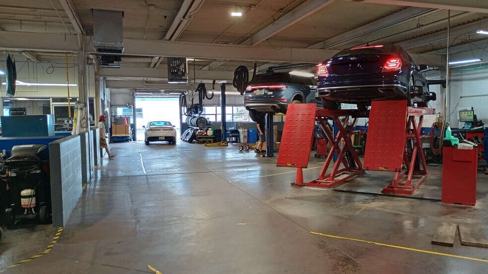 More Photos Of 520 W Kimberly Rd, Davenport Auto Dealership For Lease