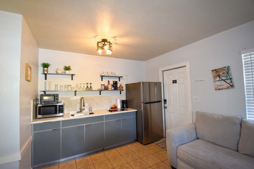 More Photos Of 14621 McGregor Blvd, Fort Myers Apartments For Sale