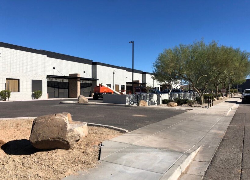 More Photos Of 1506 W Whispering Wind Dr, Phoenix Warehouse For Lease