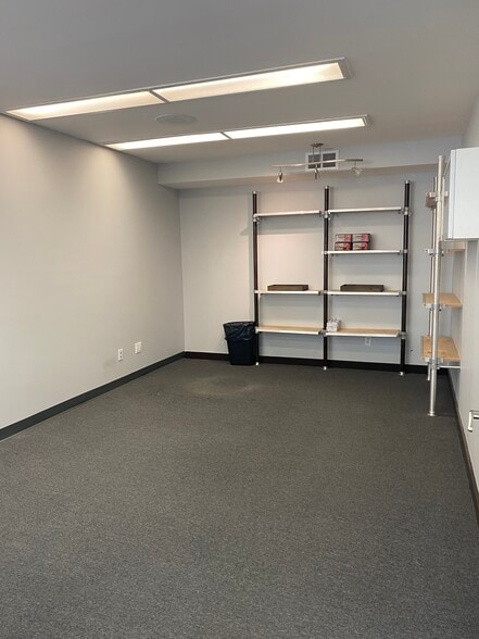 More Photos Of 395 Westbury Blvd, Hempstead Warehouse For Lease