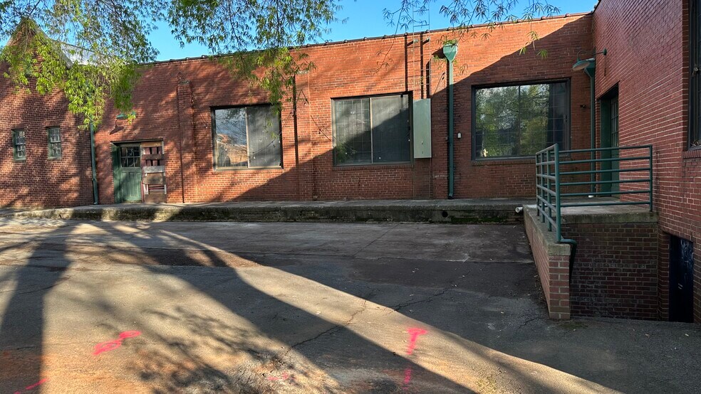 More Photos Of 111 W Bank St, Salisbury Warehouse For Lease