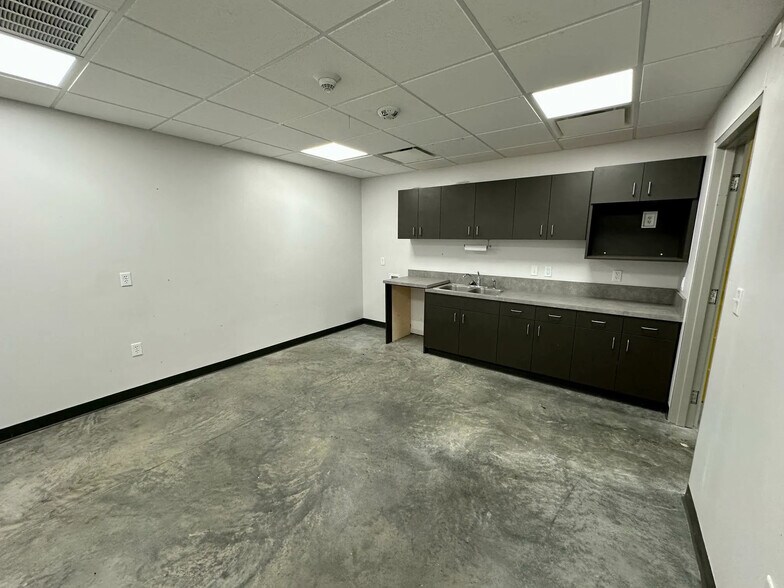 More Photos Of 10420 Interstate 40, Amarillo Warehouse For Lease