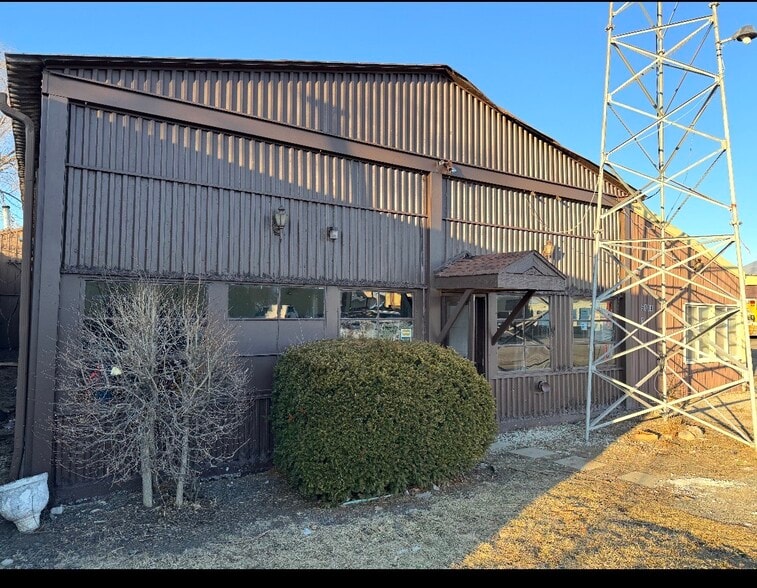 Primary Photo Of 6114 Lou st, Crystal Lake Warehouse For Lease