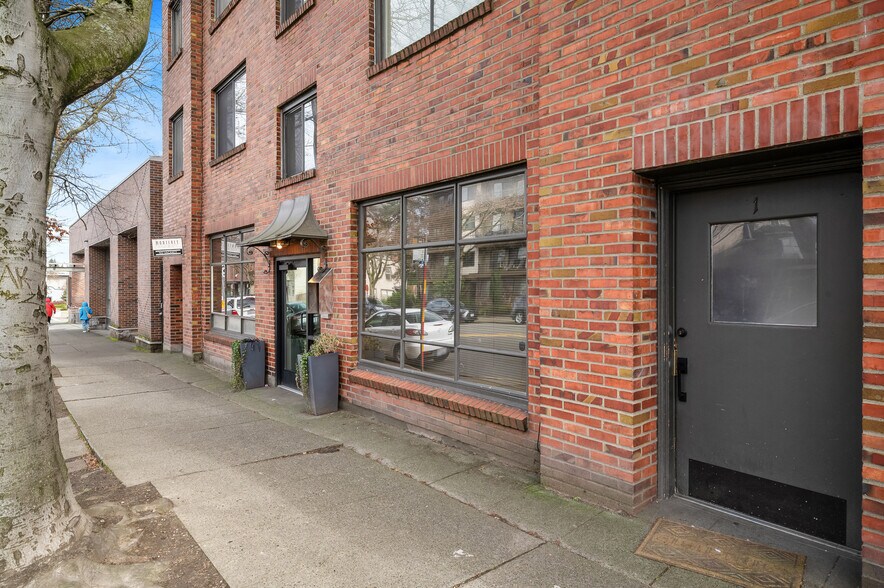 More Photos Of 8008 Greenwood Ave N, Seattle Apartments For Sale