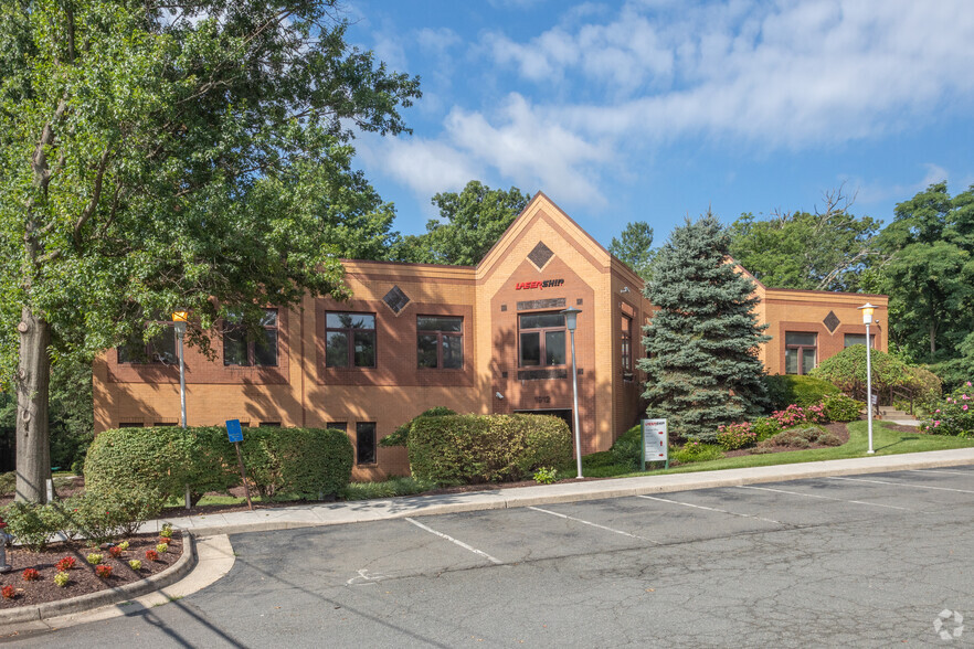 Primary Photo Of 1912 Woodford Rd, Vienna Medical For Lease