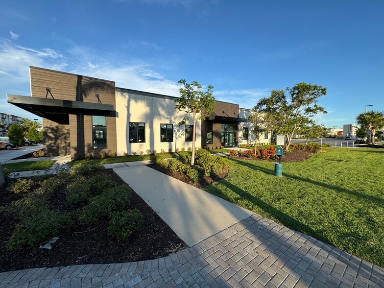 More Photos Of 6355 Initiative Blvd, Sarasota Storefront Retail Office For Lease
