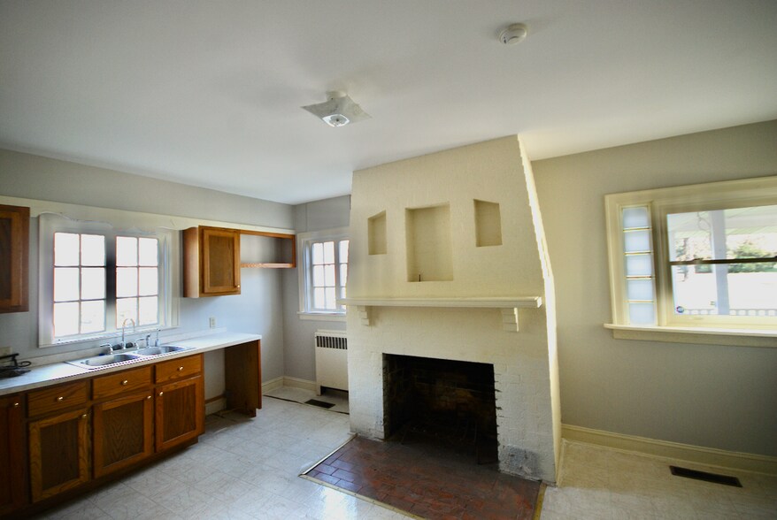 More Photos Of 1651 Hollywood Dr, Jackson Office For Sale