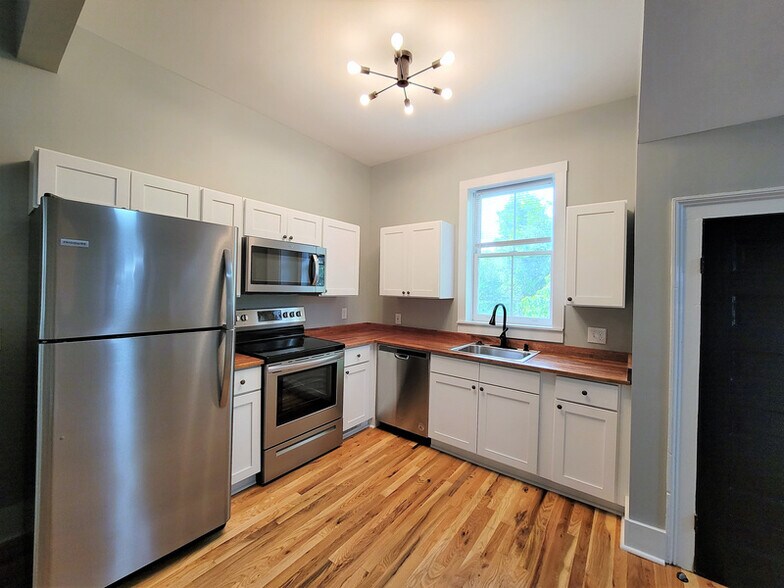 More Photos Of 302 Picadilly St, Columbia Specialty For Sale