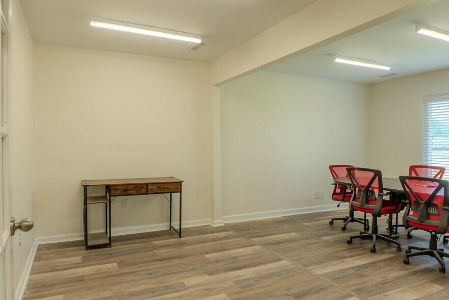 More Photos Of 6504 Burlington Rd, Whitsett Manufacturing For Lease