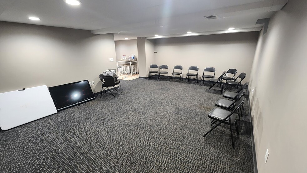 More Photos Of 444 N 12th Ave N, South Saint Paul Office For Sale