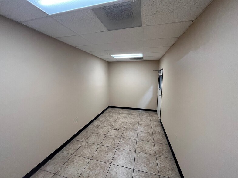 More Photos Of 7946 Alabama Ave, Canoga Park Service For Lease