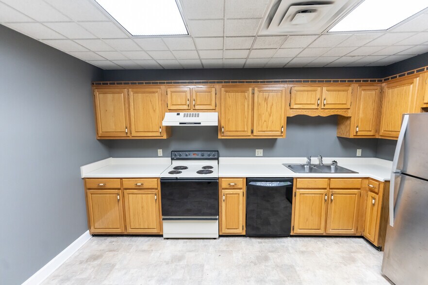 More Photos Of 801 Legion Dr, Dalton Distribution For Lease