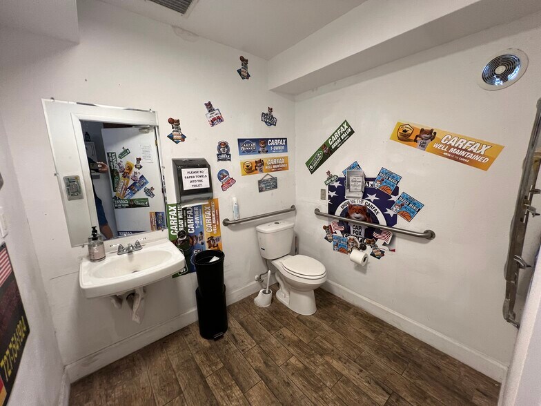 More Photos Of 2850 Roosevelt Blvd, Clearwater Freestanding For Sale