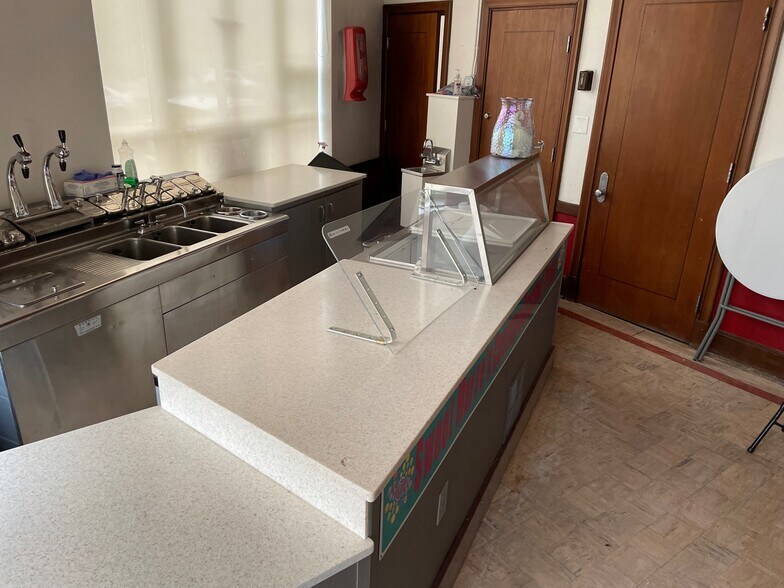 More Photos Of 3121 Broadway St, Paducah Storefront Retail Office For Sale