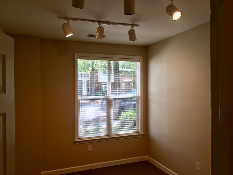 More Photos Of 705-711 Peninsula Dr, Davidson Office For Lease