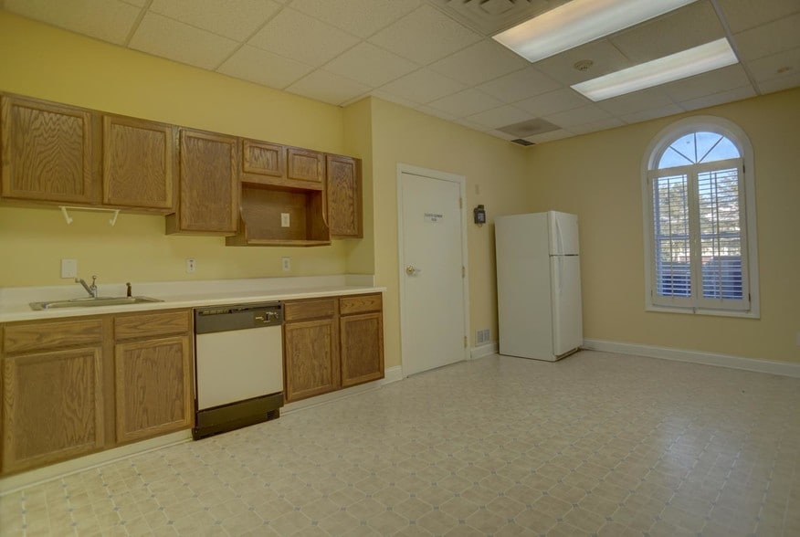 More Photos Of 100 Colony Park Dr, Cumming Bank For Lease