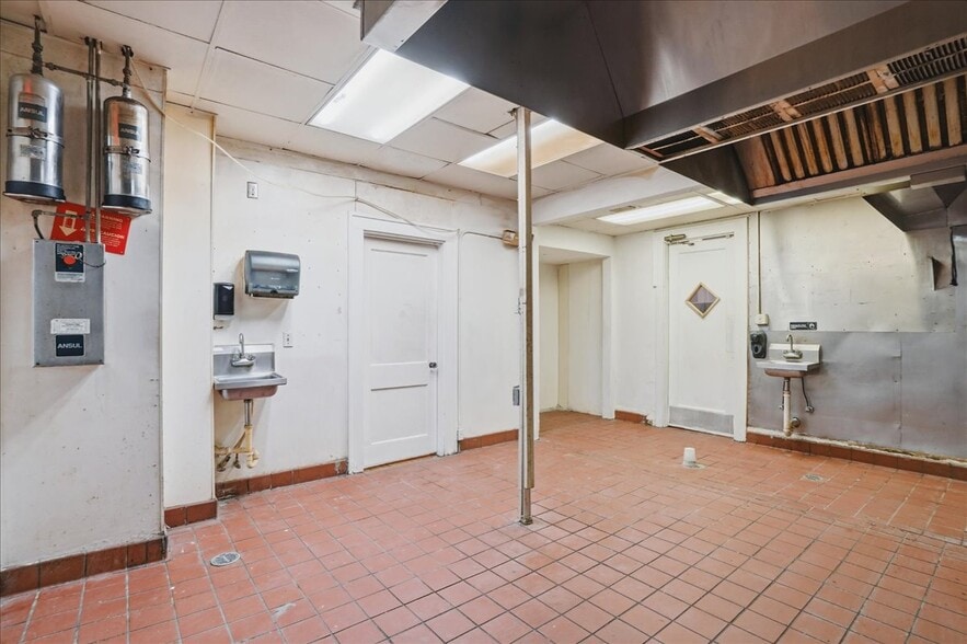 More Photos Of 337 8th Ave W, Palmetto Restaurant For Sale