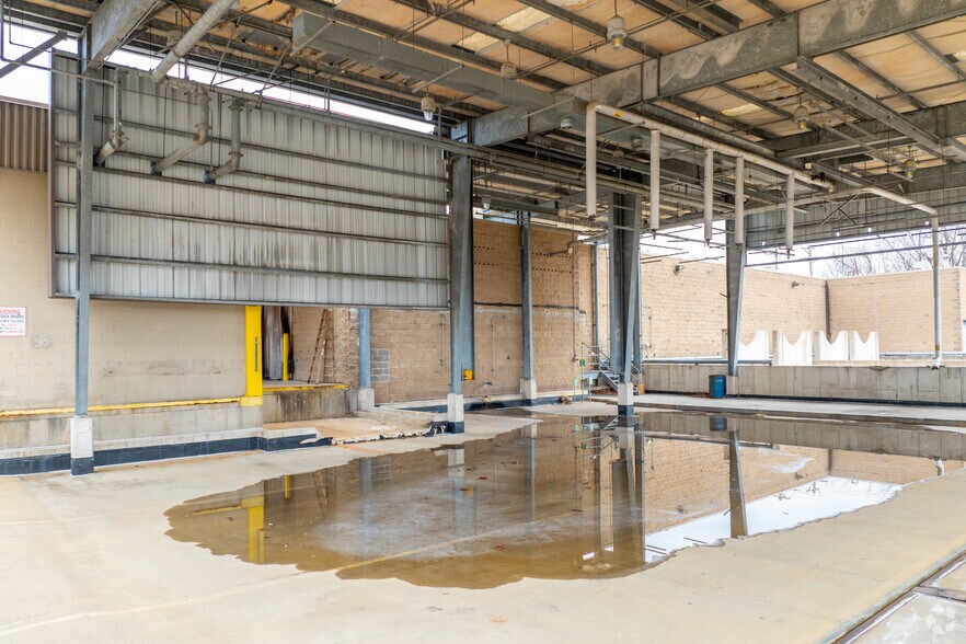 More Photos Of 2646 Metro Blvd, Maryland Heights Distribution For Lease