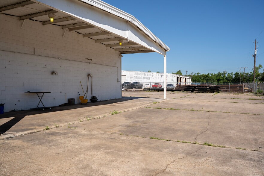 More Photos Of 4925 Avenue H, Rosenberg Warehouse For Lease