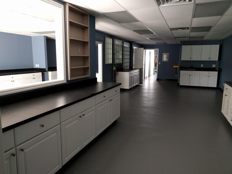 More Photos Of 3081 SE Dominica Ter, Stuart Manufacturing For Lease