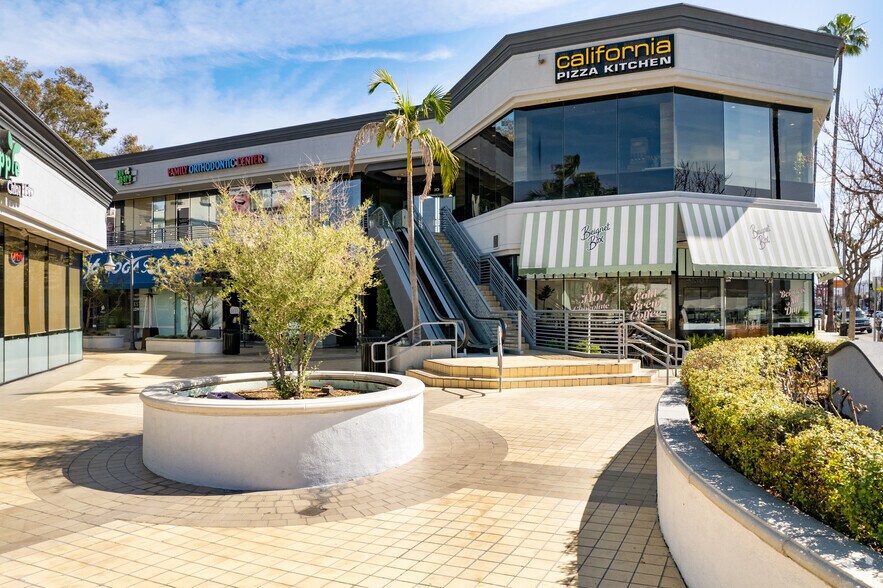 More Photos Of 12265 Ventura Blvd, Studio City Unknown For Lease