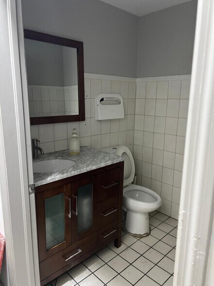 More Photos Of 2300-2350 NW 102nd Pl, Doral Warehouse For Lease