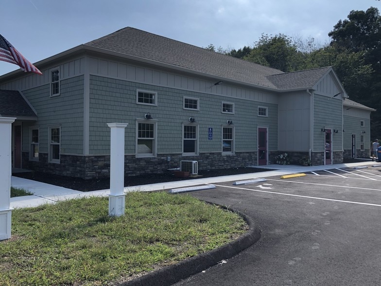 Primary Photo Of 13 N Main St, East Hampton Showroom For Lease