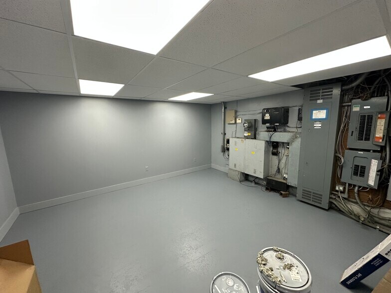 More Photos Of 8271 Brock Bridge Rd, Laurel Warehouse For Lease