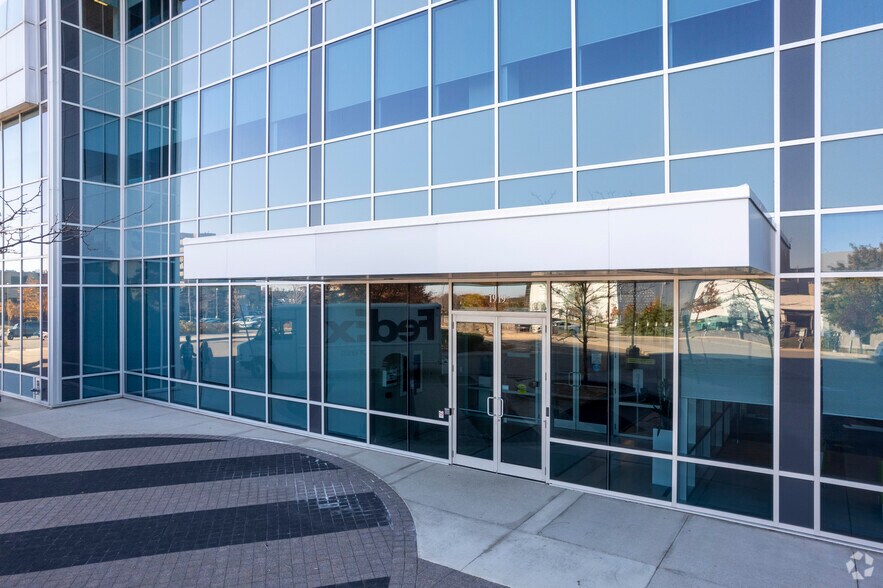 More Photos Of 1919 Minnesota Ct, Mississauga Office For Lease