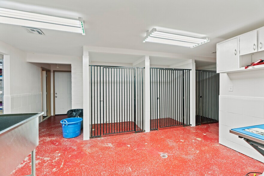 More Photos Of 1404 S B St, Henryetta Veterinarian Kennel For Sale