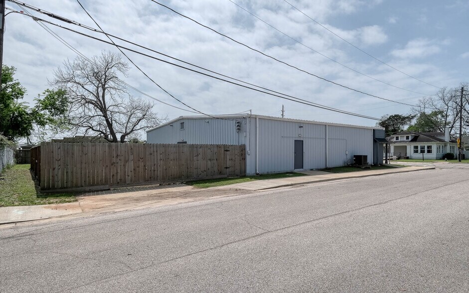 More Photos Of 1118 Smith St, Waller Showroom For Sale