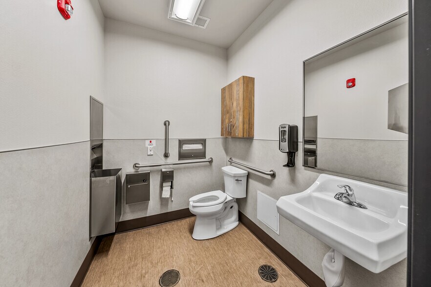 More Photos Of 2166 NW Vine St, Grants Pass Medical For Sale