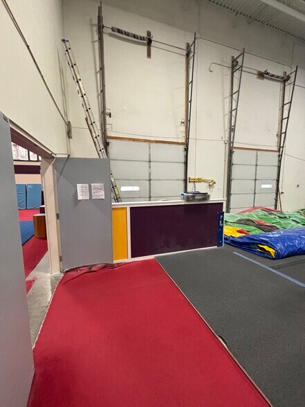 More Photos Of 1018 Tri-State Pky, Gurnee Warehouse For Lease
