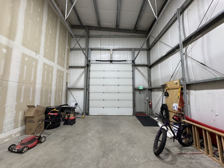 More Photos Of 5040 12A St SE, Calgary Warehouse For Lease