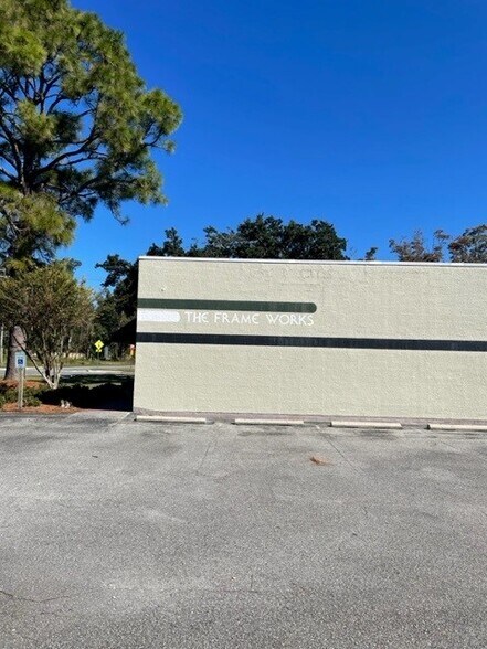 More Photos Of 1305 Floral Pky, Wilmington Freestanding For Lease