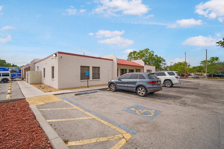 More Photos Of 102 Flagship Dr, Lutz Storefront Retail Office For Lease
