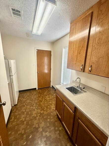 More Photos Of 327 Fowlkes St, Sealy Office For Lease