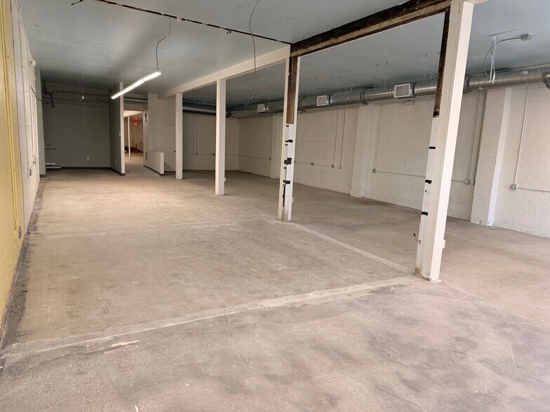 More Photos Of 127 SE 3rd St, Lees Summit Freestanding For Lease