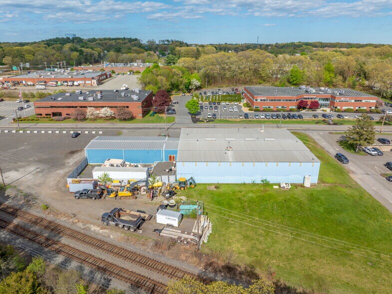 More Photos Of 27 Tozer Rd, Beverly Warehouse For Lease